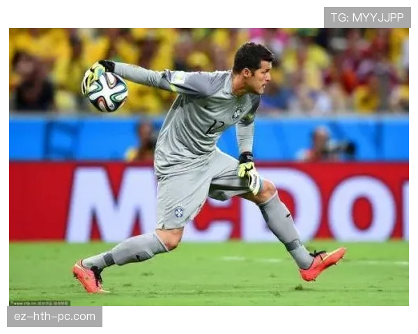 手抛球规则：为何守门员不能用手接队友故意回传的球？